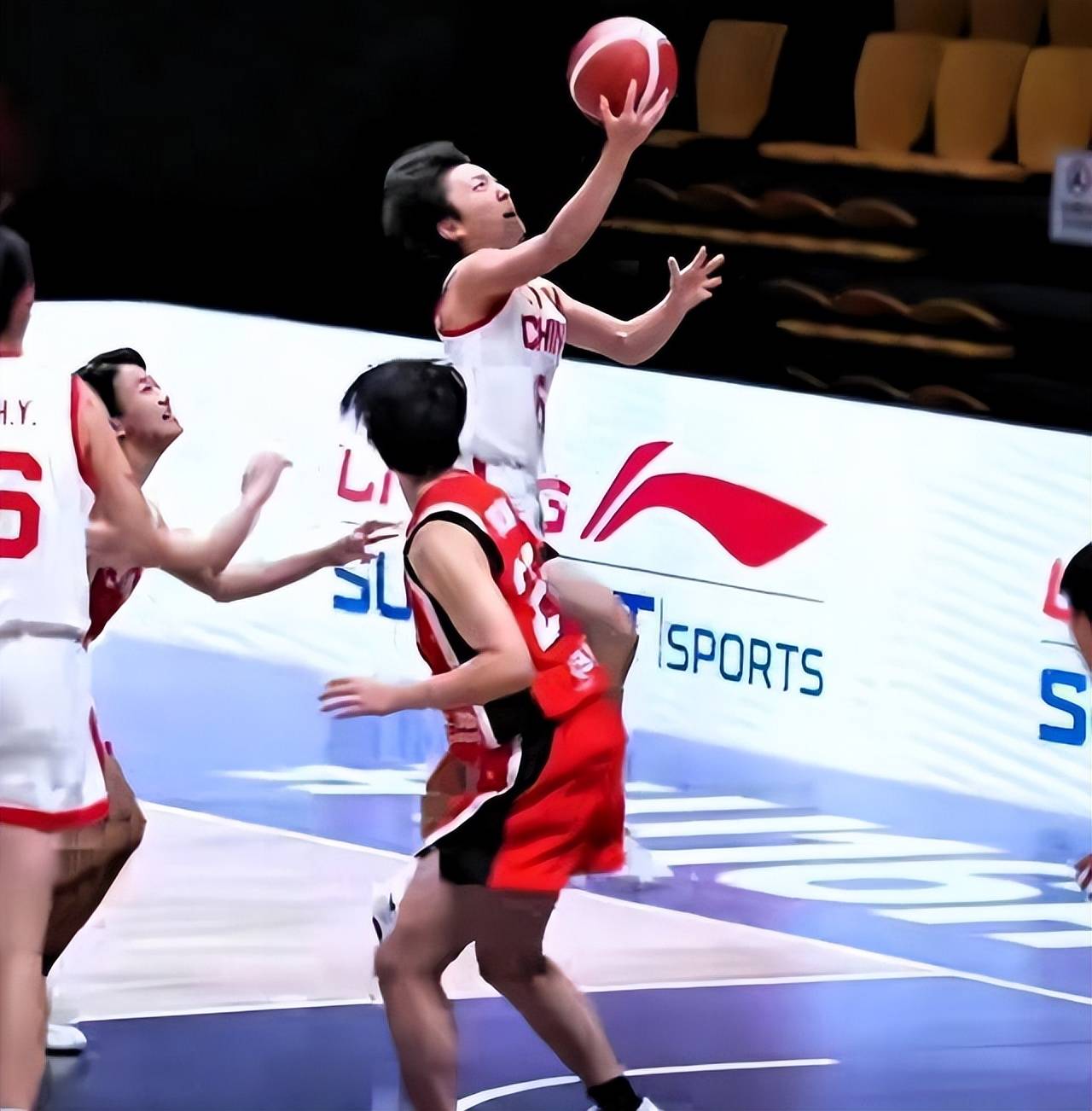 CBA季后赛今夜再迎强敌，夏洛特黄蜂豪取连胜，主帅态度：引发热议，训练强度明显提升的简单介绍-米兰娱乐